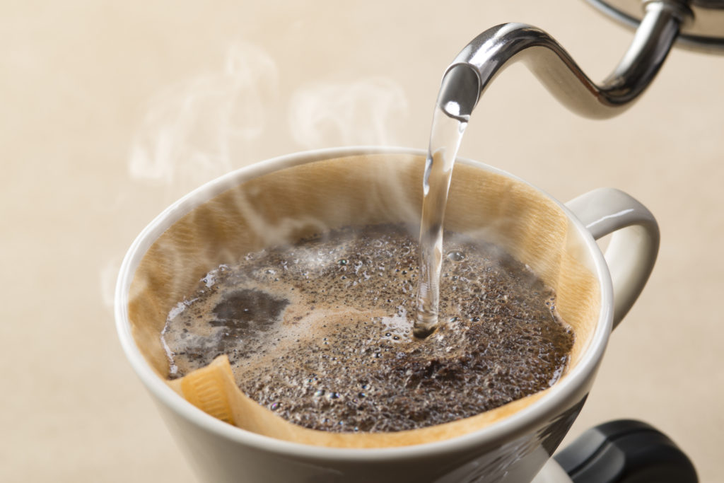 コーヒーの成分98％は水、残りにポリフェノール、カフェインなどが含まれる